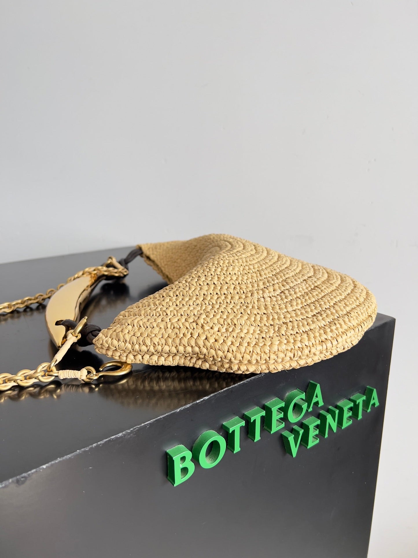 BV Sardine 33 With Chain In Beige Raffia 209338