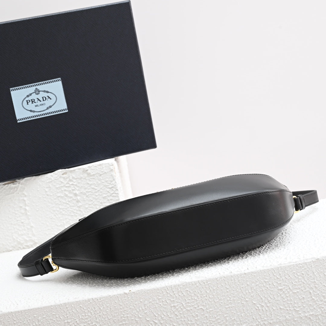 DUMPLING BAG 30 IN BLACK CALFSKIN