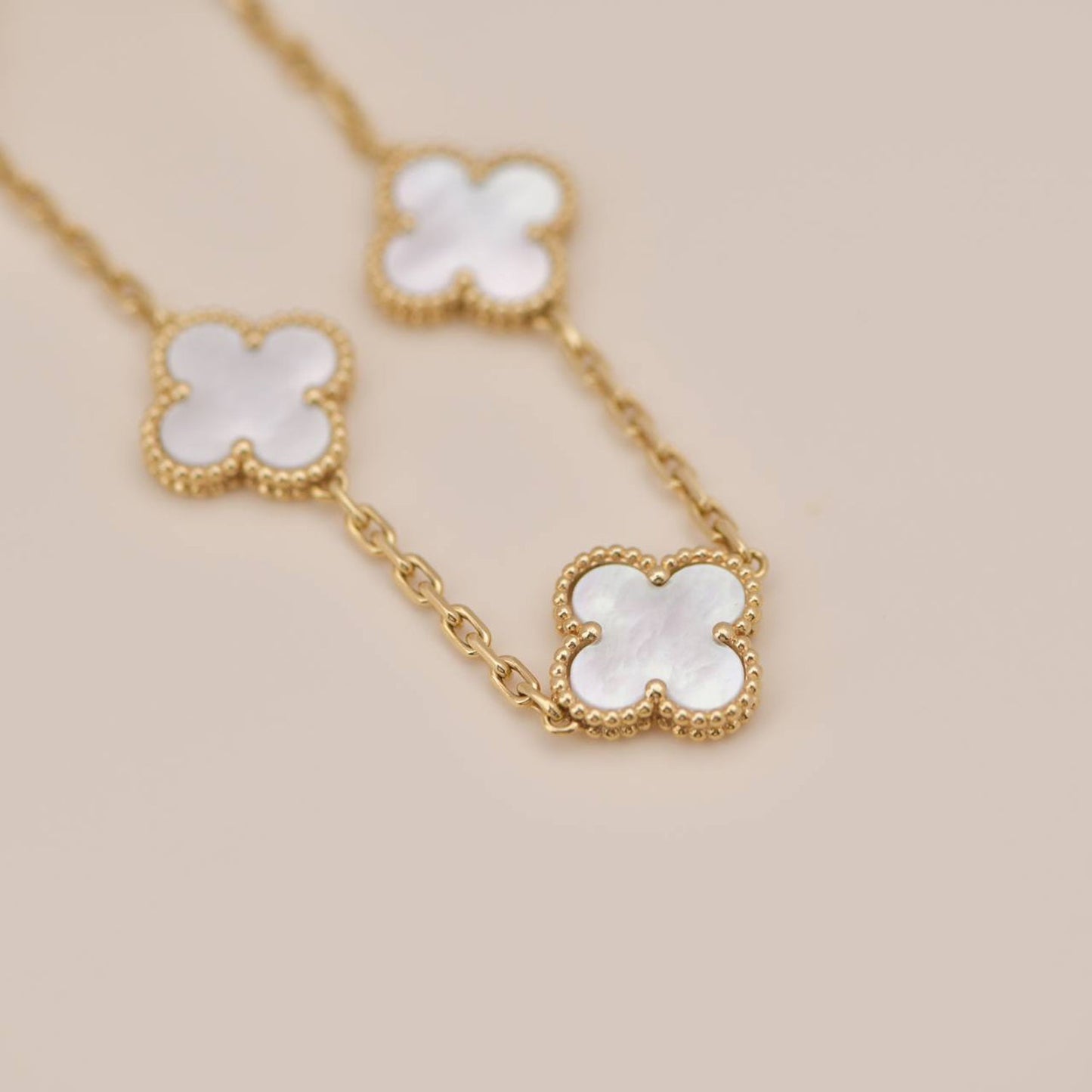 CLOVER 5 MOTIF WHITE MOP BRACELET