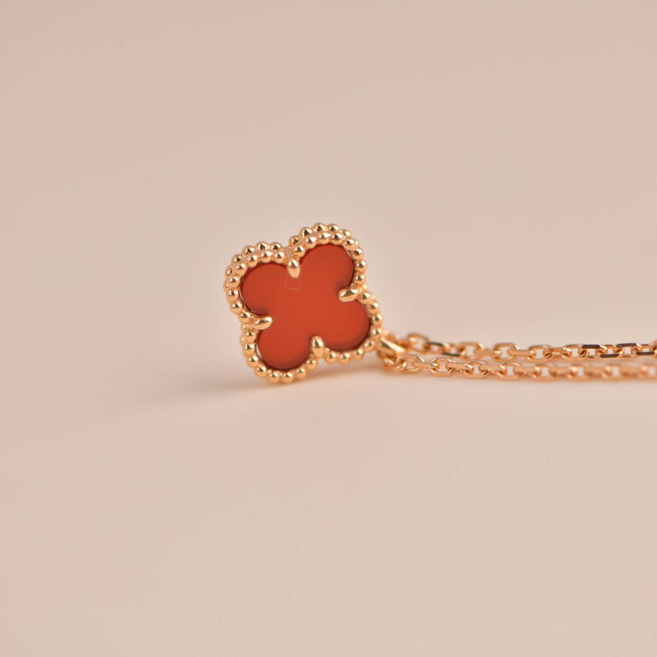 DIANA CLOVER MINI 9.5MM WHITE CARNELIANS NECKLACE