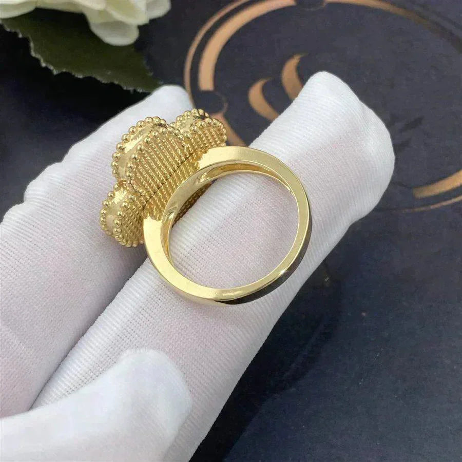 DIANA CLOVER WHITE MOP RING