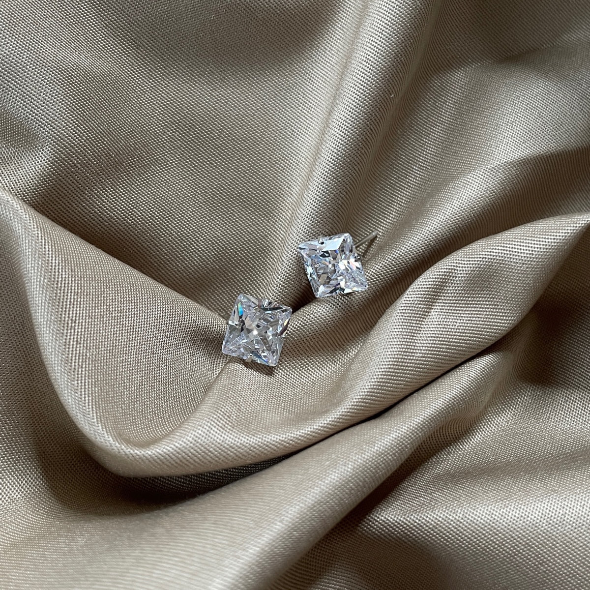[HOT] Boucles d'oreilles à tige élégantes et brillantes avec pierre centrale carrée
