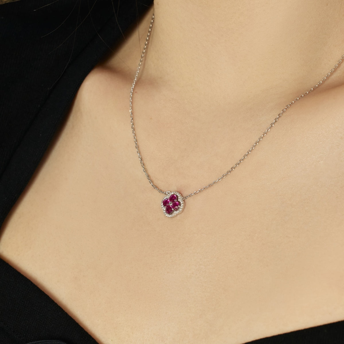 [HOT] Collier exquis avec motif de trèfle à quatre feuilles