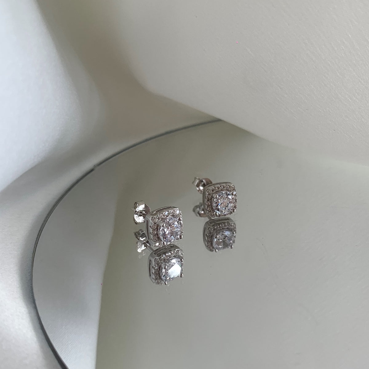 [HOT] Boucles d'oreilles à tige classiques avec pierre centrale ronde