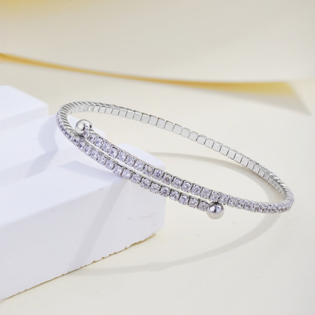 [HOT] Bracelet tendance rond avec rangée de diamants