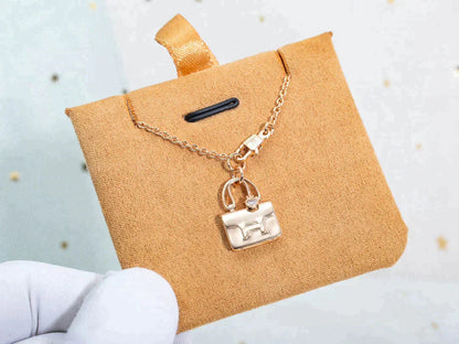 DIANA AMULETTE PEDANT ROSE GOLD NECKLACE