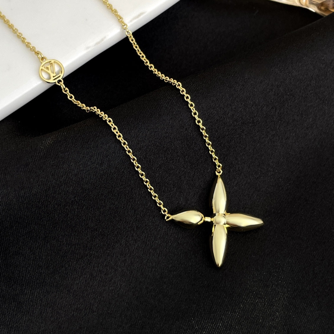 DIANA LOUISETTE GOLD NECKLACE