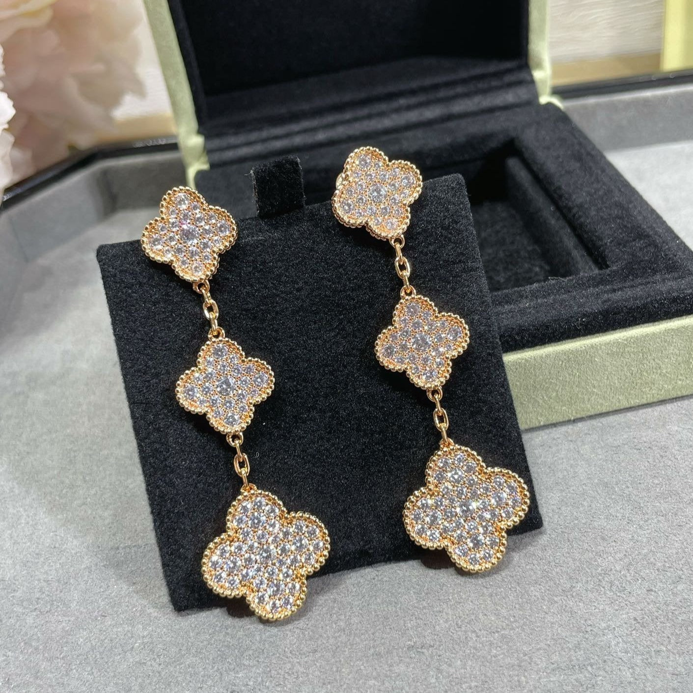BOUCLES D'OREILLES DIANA CLOVER 3 MOTIFS PAVÉES DE DIAMANTS EN OR ROSE
