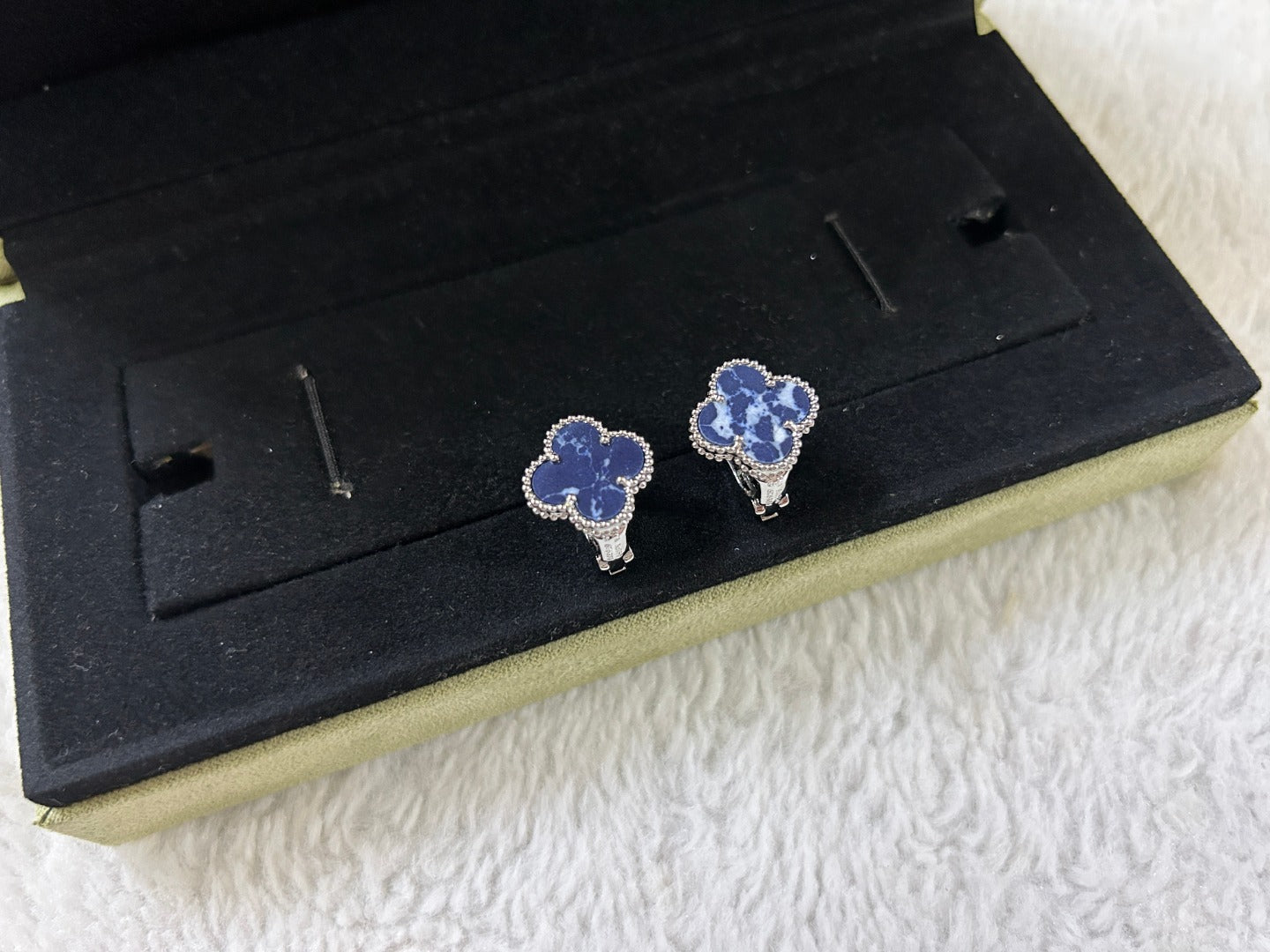 DIANA CLOVER PIETERSITE MEDIUM STUD EARRINGS