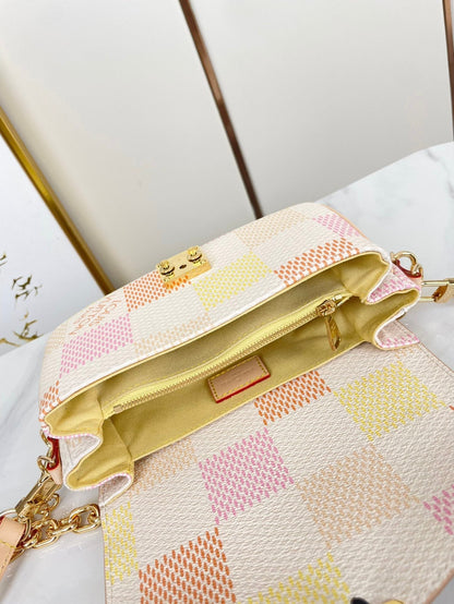POCHETTE M¨¦TIS EAST WEST 21 IN PEACH DAMIER GIANT CANVAS GOLD HARDWARE
