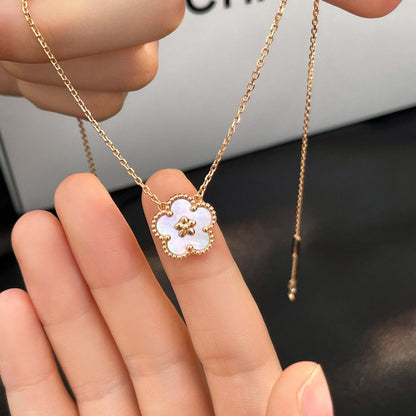Collier Diana Lucky en nacre blanche et fleur de prunier
