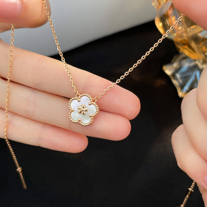 Collier Diana Lucky en nacre blanche et fleur de prunier