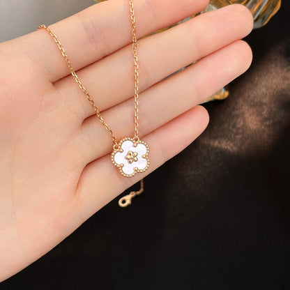 Collier Diana Lucky en nacre blanche et fleur de prunier