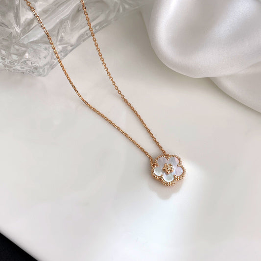 Collier Diana Lucky en nacre blanche et fleur de prunier