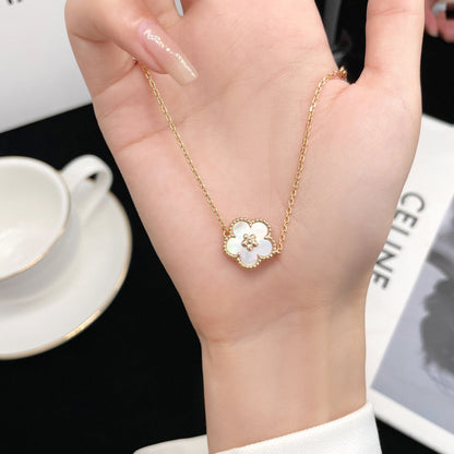 Collier Diana Lucky en nacre blanche et fleur de prunier