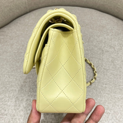 FLAP BAG 25CM PASTEL YELLOW LAMBSKIN GOLD HARDWARE
