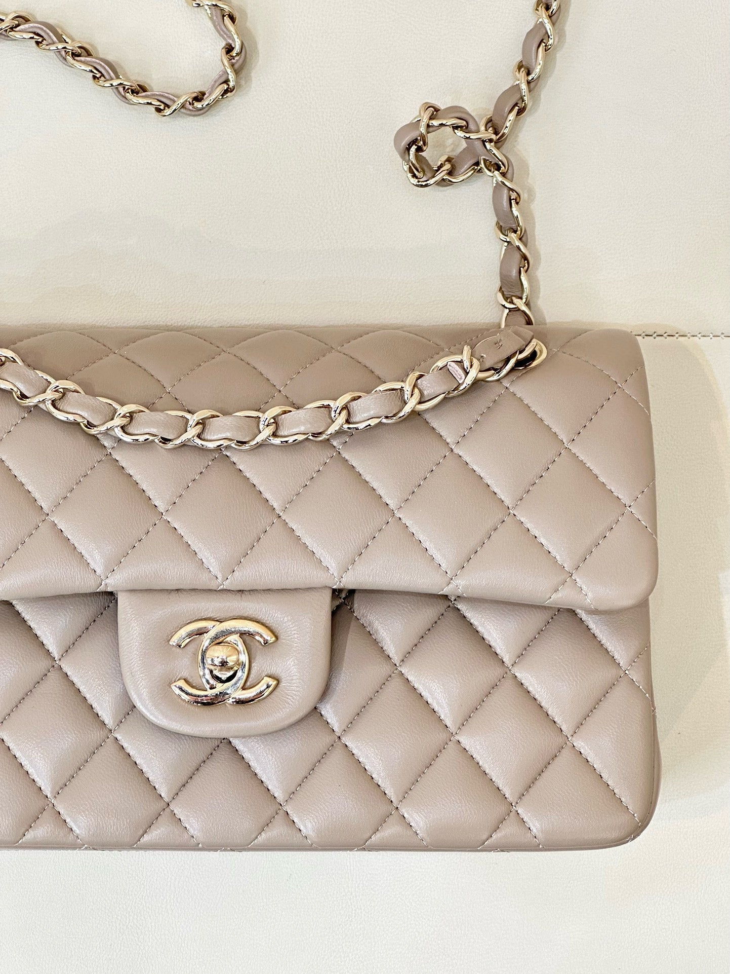 FLAP BAG 23CM BEIGE LAMBSKIN LIGHT GOLD HARDWARE