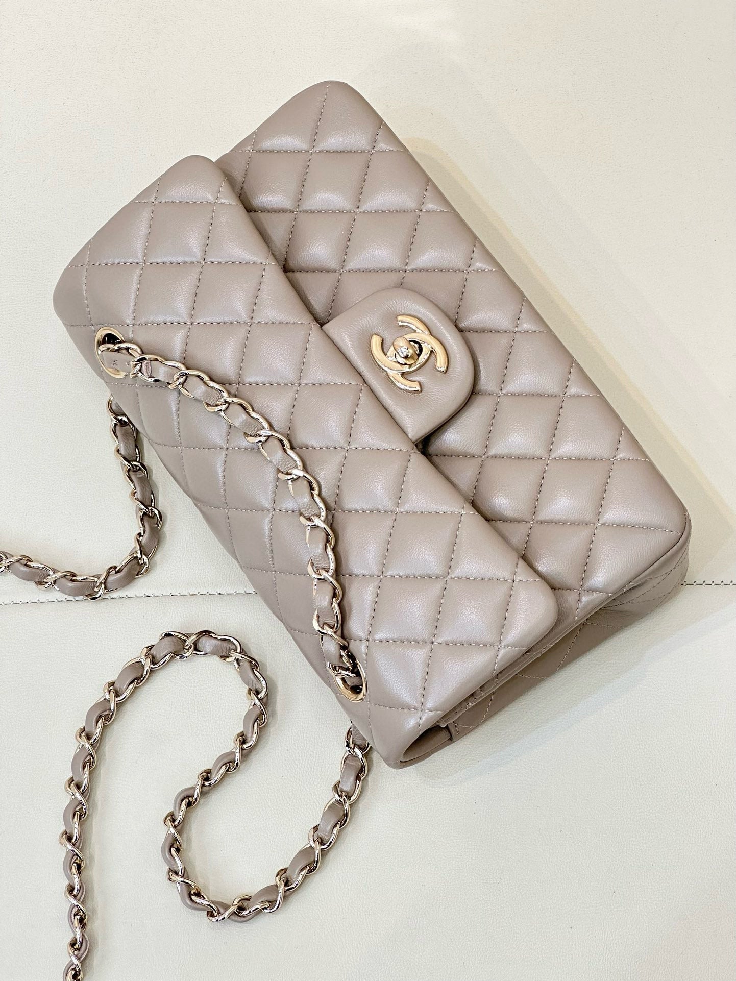 FLAP BAG 23CM BEIGE LAMBSKIN LIGHT GOLD HARDWARE