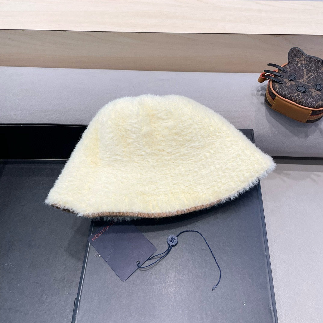BUCKET HAT IN WHITE RABBIT FUR 426224