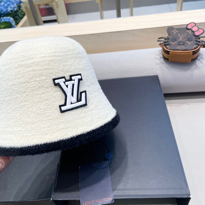 BUCKET HAT IN WHITE MIX BLACK LAMB FUR 431377