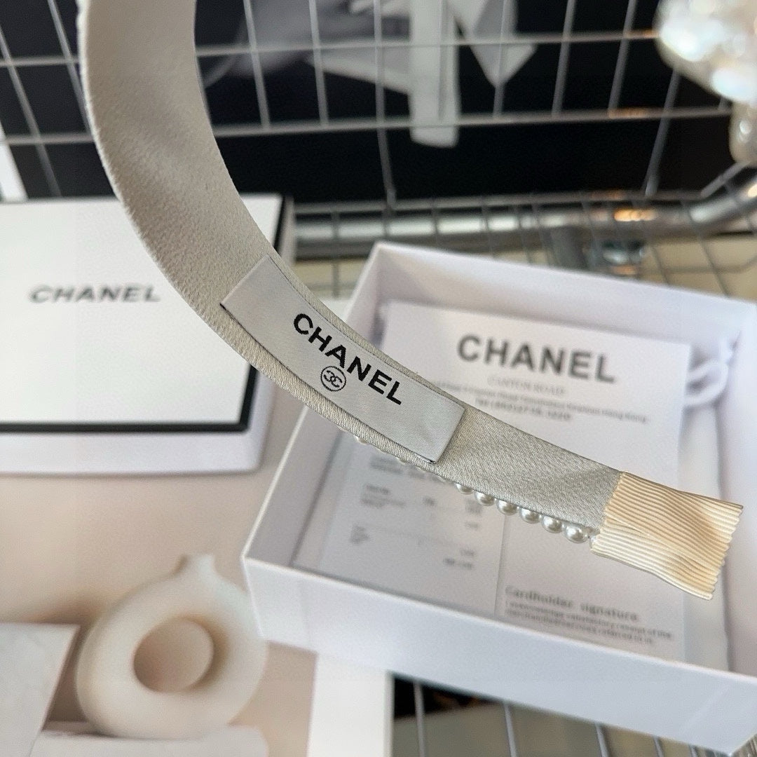 WHITE FABRIC HAIRBAND WITH PEARL CHAIN 412527