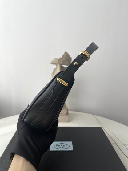 PRA ARQU¨¦ 22 SHOULDER BAG IN BLACK LEATHER