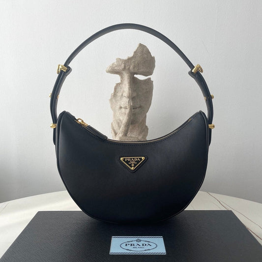 PRA ARQU¨¦ 22 SHOULDER BAG IN BLACK LEATHER