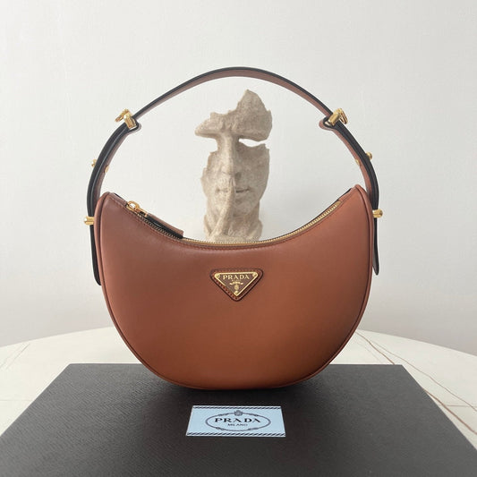 PRA ARQU¨¦ 22 SHOULDER BAG IN COGNAC BROWN LEATHER