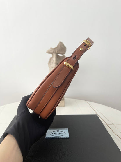 PRA ARQU¨¦ 22 SHOULDER BAG IN COGNAC BROWN LEATHER