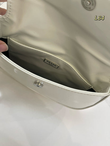 PRA 25 CLEO FLAP SHOULDER BAG IN WHITE BRUSHED LEATHER
