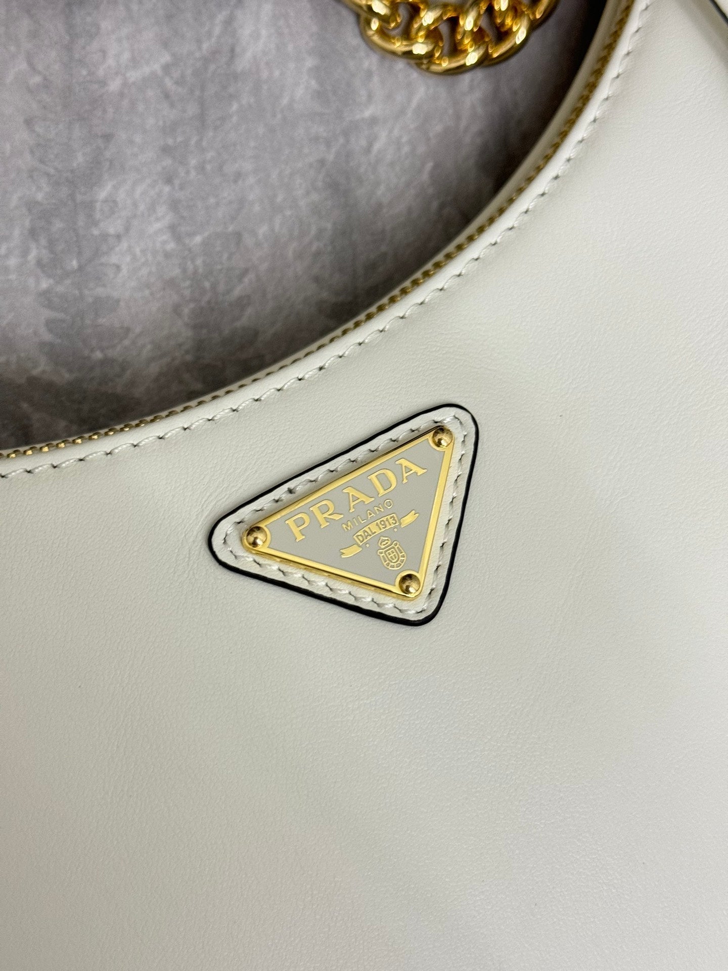 HOBO BAG 23 IN WHITE NAPPA LAMBSKIN GOLD CHAIN