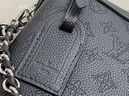 hand it all pm 29cm black mahina calfskin