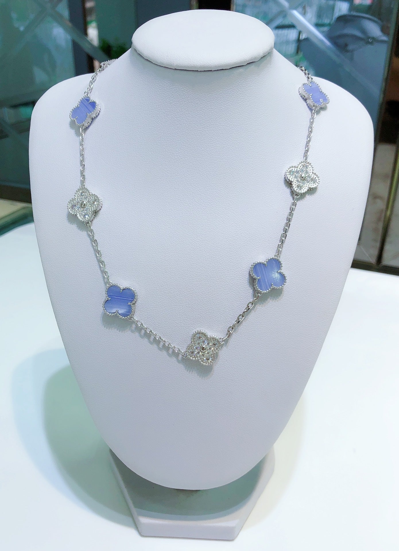 Collier en argent avec 10 motifs de calcédoine et diamants Diana Clover