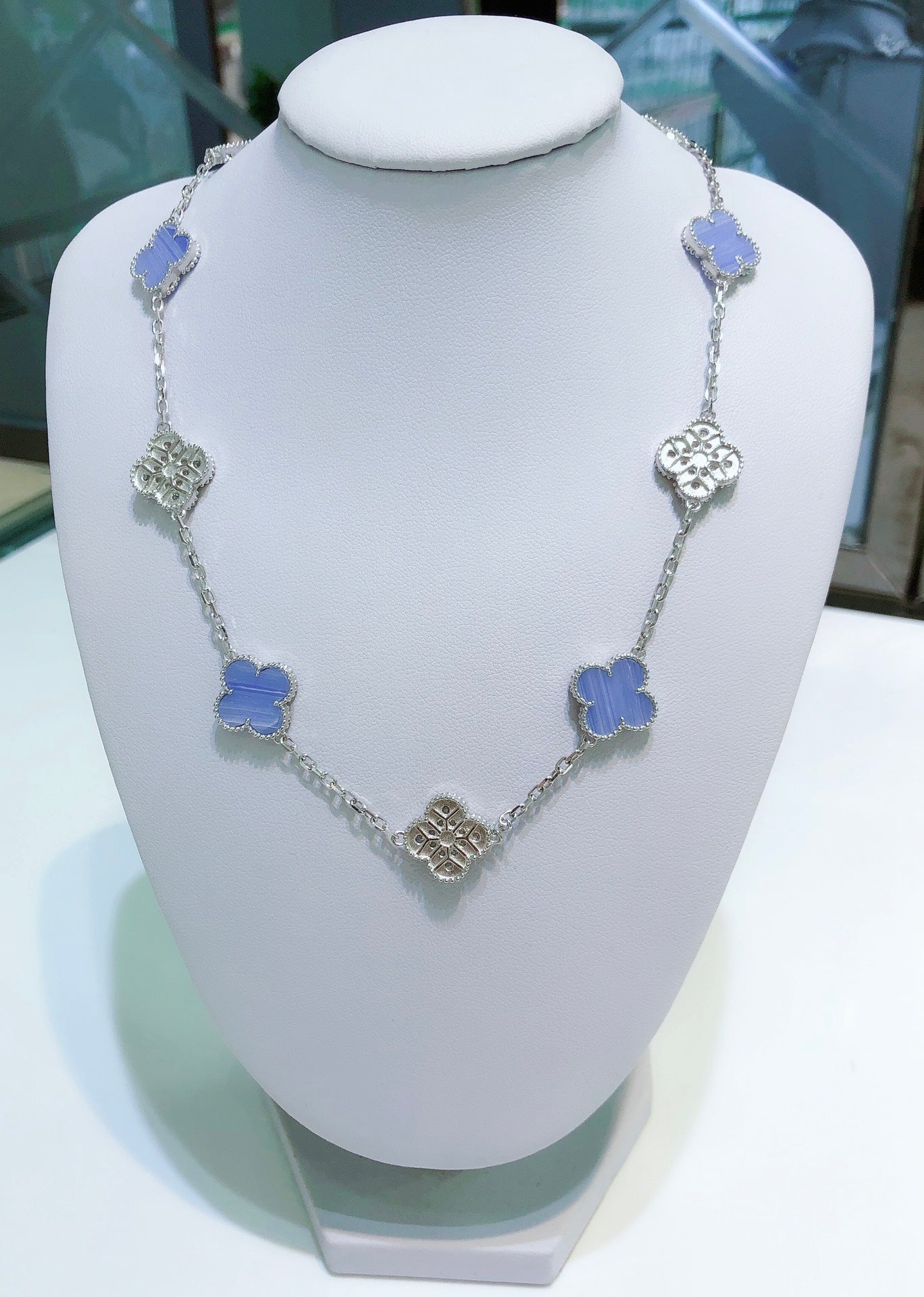 Collier en argent avec 10 motifs de calcédoine et diamants Diana Clover