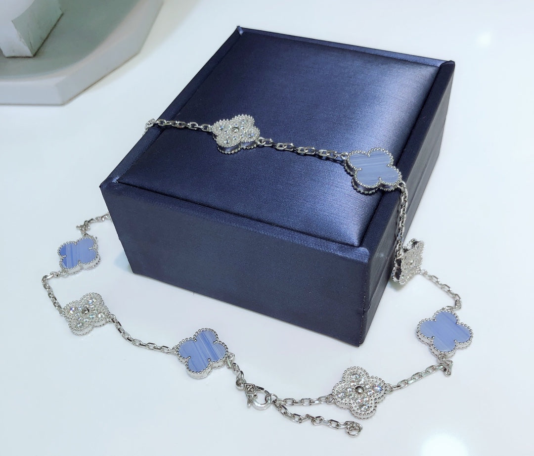 Collier en argent avec 10 motifs de calcédoine et diamants Diana Clover