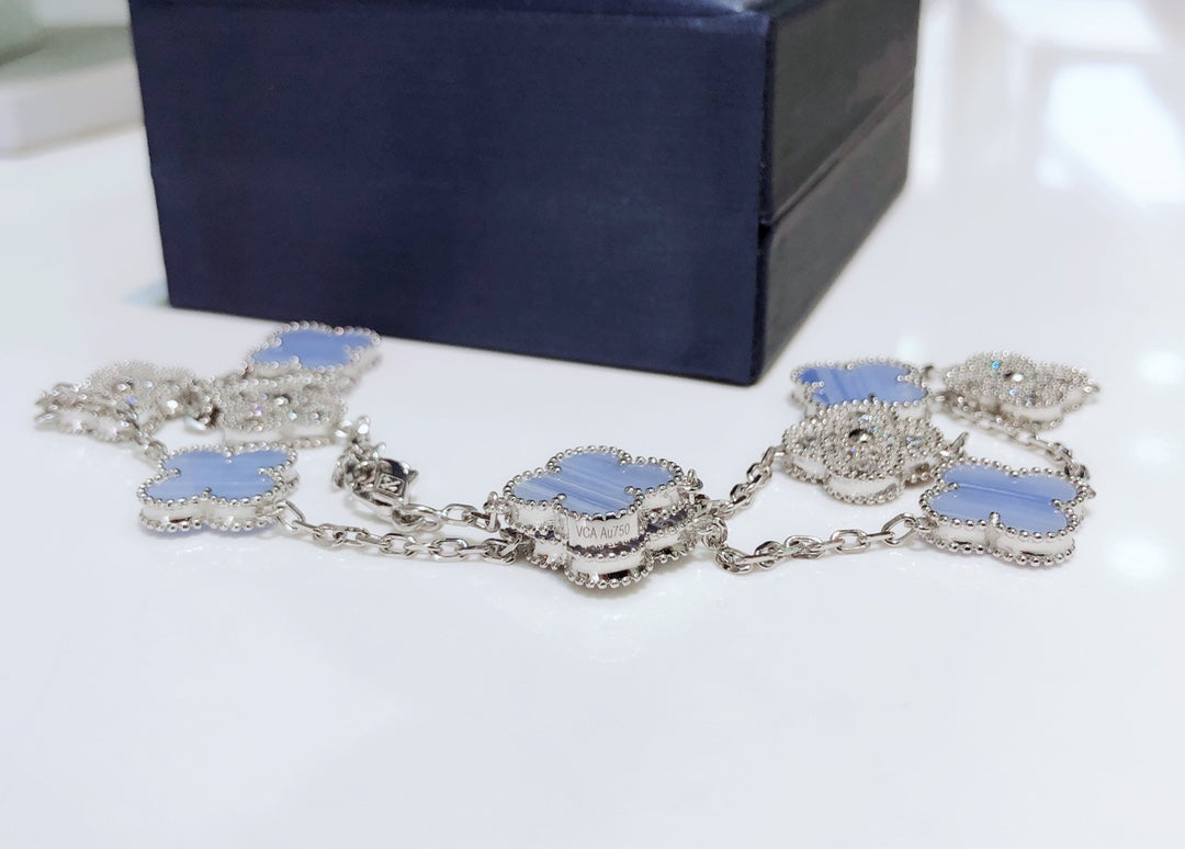 Collier en argent avec 10 motifs de calcédoine et diamants Diana Clover