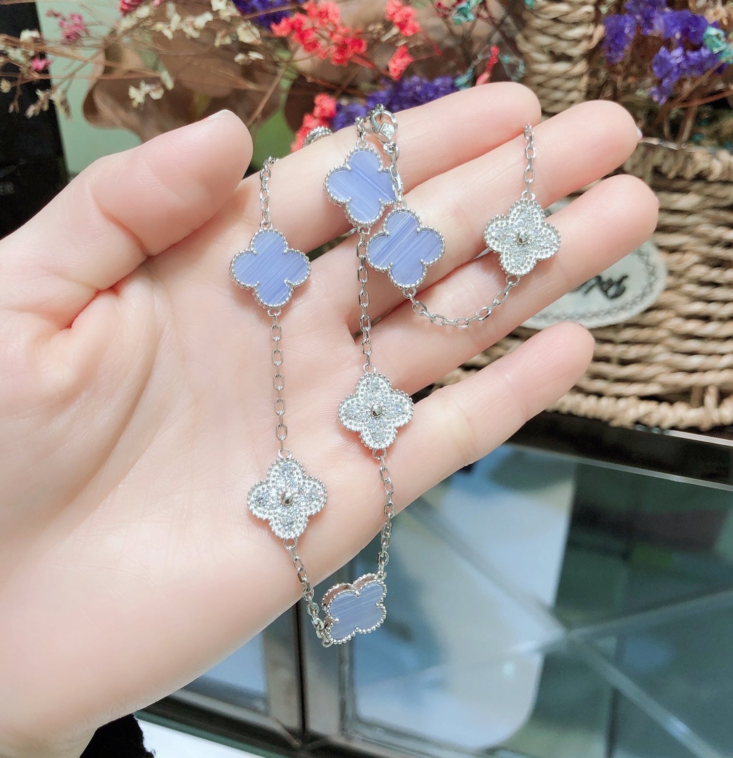 Collier en argent avec 10 motifs de calcédoine et diamants Diana Clover