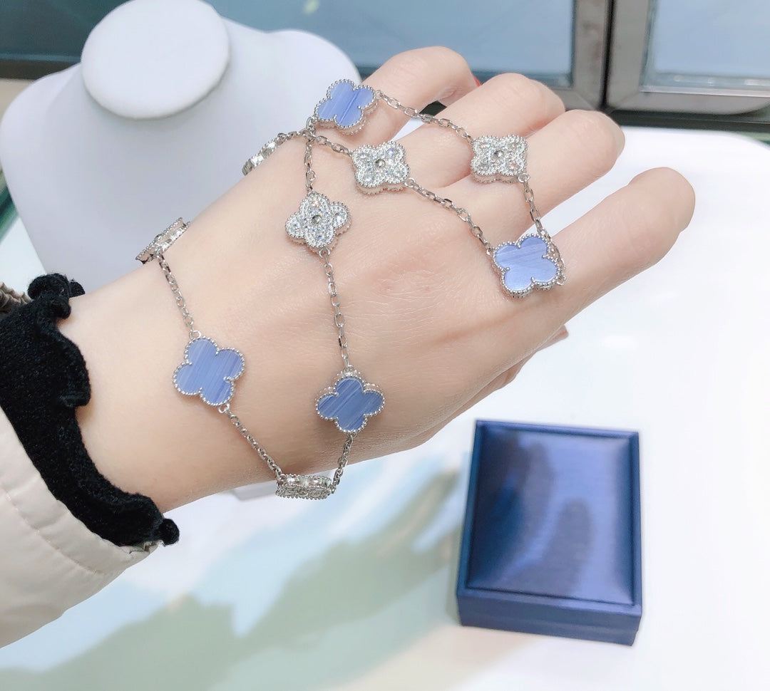 Collier en argent avec 10 motifs de calcédoine et diamants Diana Clover
