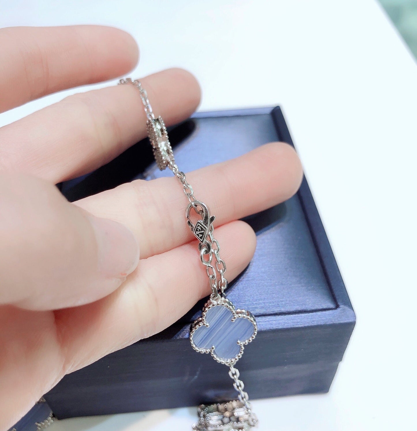 Collier en argent avec 10 motifs de calcédoine et diamants Diana Clover