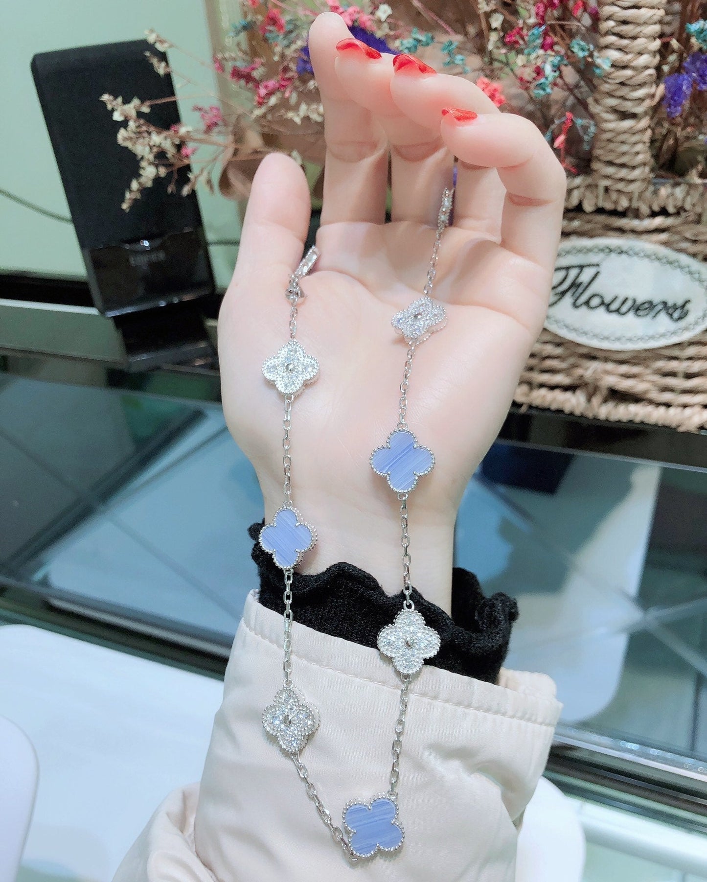 Collier en argent avec 10 motifs de calcédoine et diamants Diana Clover